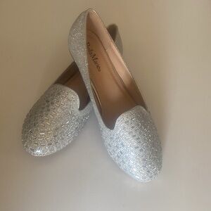 NWOT beautiful silver flats